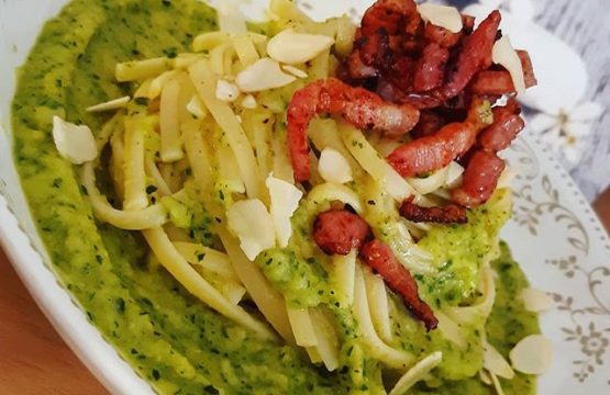 Linguine su purea di zucchine pancetta e scaglie di mandorle