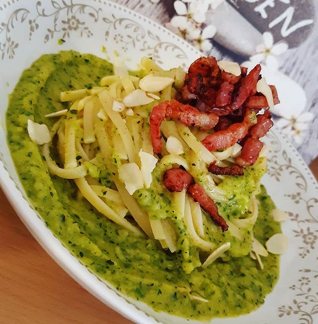 Linguine su purea di zucchine pancetta e scaglie di mandorle
