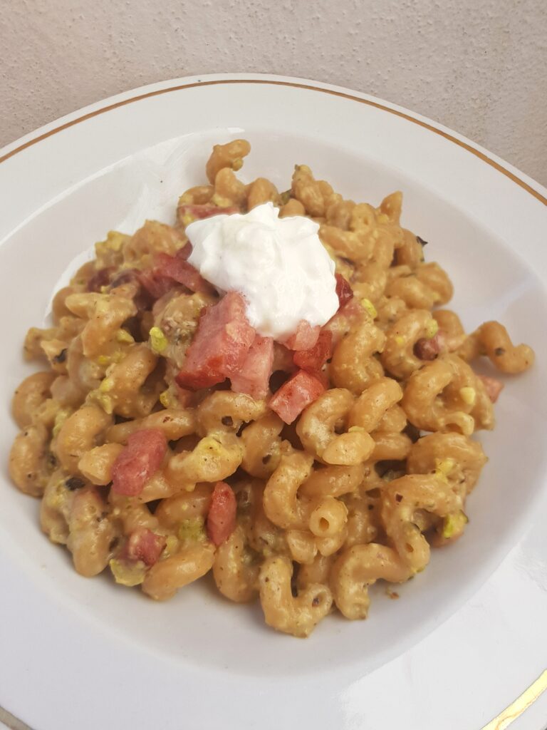Pasta con pancetta affumicata e crema di burrata e pistacchi La